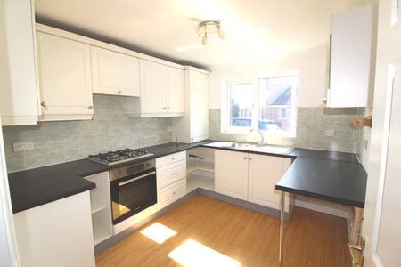 3 bedroom semi-detached house to rent - Photo 2