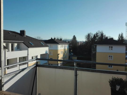 Große, sonnige 4-Zimmer-Wohnung mit Balkon im Dachgeschoss mit Küche in ruhiger Wohnlage Ried - Foto 1