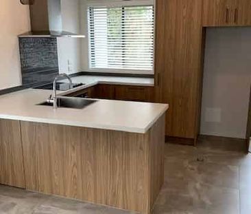 Light, bright and two double bedroom and two bathroom townhouse! - Photo 1