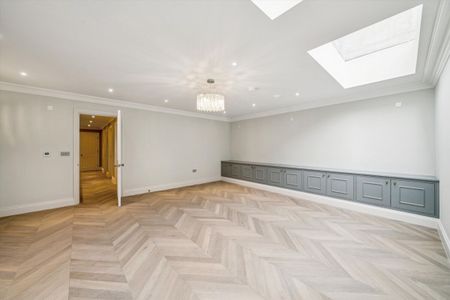 A beautifully finished five-bedroom, five-bathroom home, newly finished to an exceptional standard throughout. - Photo 2
