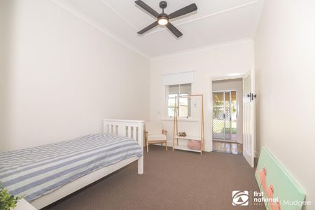 COMFORTABLE CENTRAL FURNISHED HOME - Photo 4