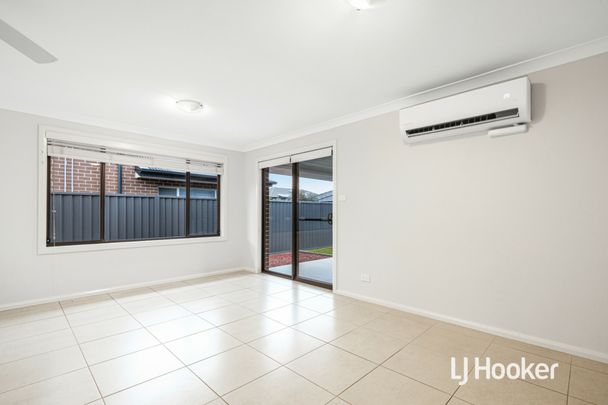 Beautiful 4 Bedroom Home - Available Now! - Photo 1