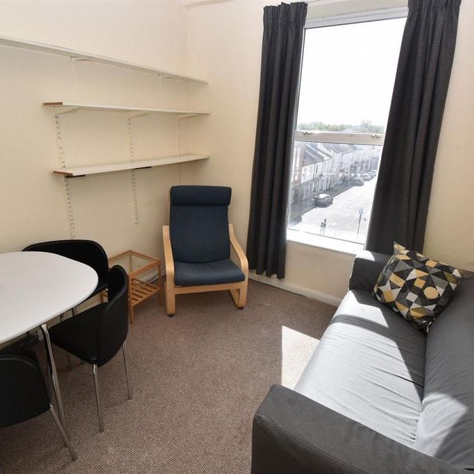 3 bedroom flat to rent - Photo 1