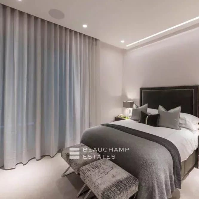 An exceptional contemporary residence with a private gated mews - Photo 1