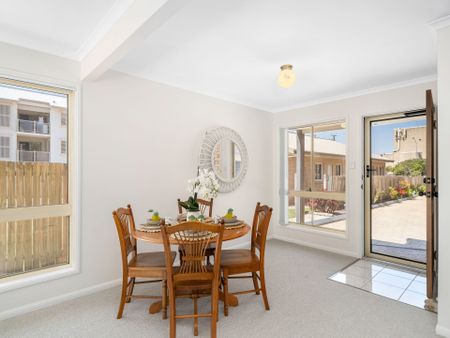 Northeast Light & Ocean Air – Stylish Townhouse in Prime Coastal Location - Photo 5