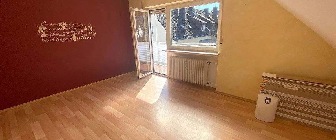 Lichtdurchflutete 4-Zimmer-Dachgeschosswohnung mit Balkon, Tageslichtbad & Garage in Trier-Ehrang! - Photo 1