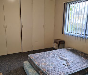 4-bedroom shared house, Cumming st,Room - Photo 3