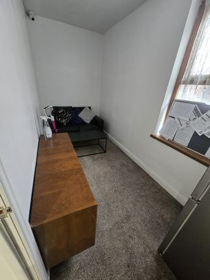 Room in a Shared House, Sladefield Road, B8 - Photo 1