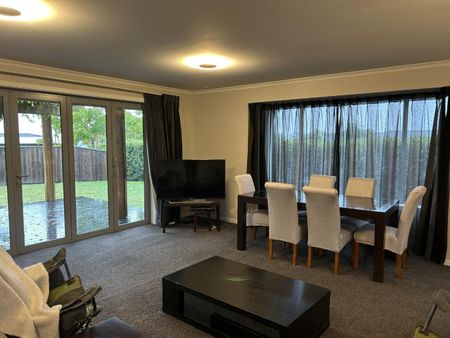 Four bedroom family home in sought after location - Photo 2