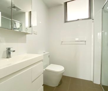 Modern Top-Floor 3-Bedroom Apartment - Exceptional Location - Photo 5