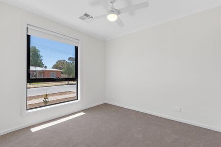 Stunning brand new home - Photo 4