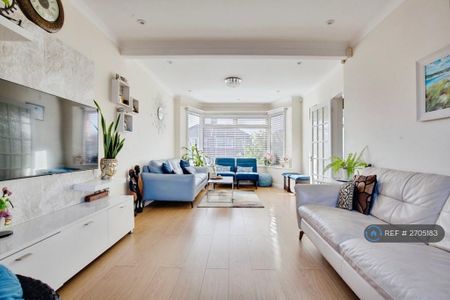 4 bedroom semi-detached house to rent - Photo 4