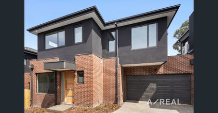 Beautiful Three bedroom Home in Doncaster East! - Photo 3