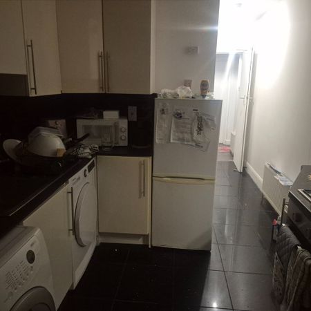 Room in a Shared House, Robinhood Way, SW15 - Photo 3