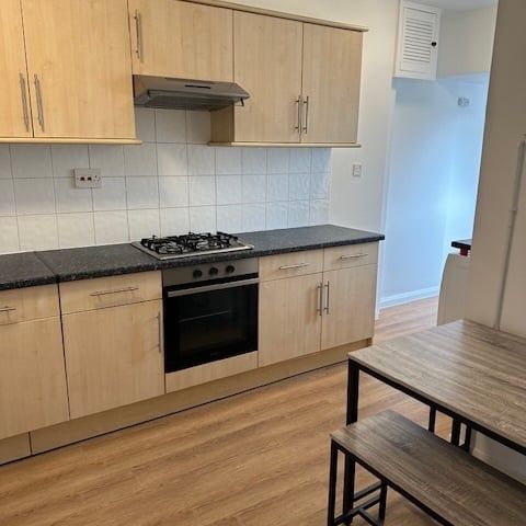 4 Bed Flat, Hendon, NW4 - Photo 1