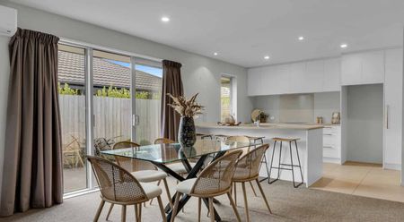 Three Bedroom Family Home In Great Location! - Photo 2