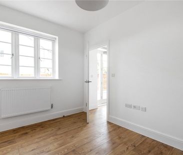 Newly refurbished one bedroom apartment with its own private front ... - Photo 2