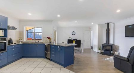 Spacious 4-Bedroom Family Home with Ensuite & Two Living Areas - Photo 3