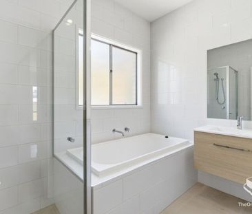 Brand New 4 Bedder Family House unbeatable LOW Price $630 pw - Photo 5