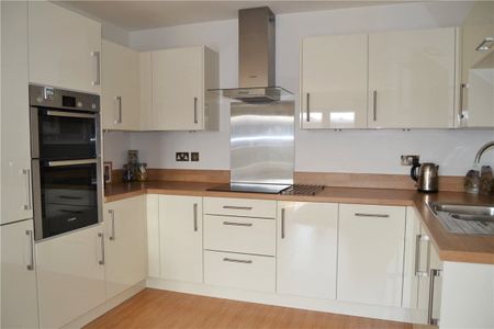 Unfurnished apartment in the heart of the town centre just off the High Street within a short walk of the train station. - Photo 4