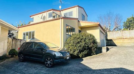 Newly Renovated Family Home in Prime Pakuranga Location” - Photo 3