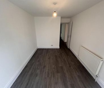 3 bedroom flat to rent - Photo 3