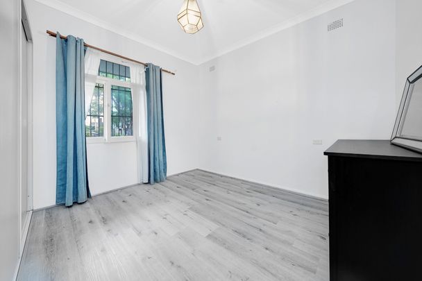 LARGE FAMILY HOUSE! - Photo 1