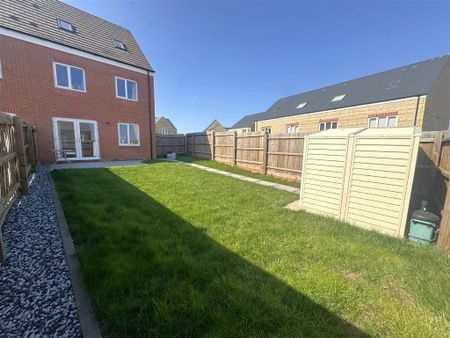 4 bedroom semi-detached house to rent - Photo 3