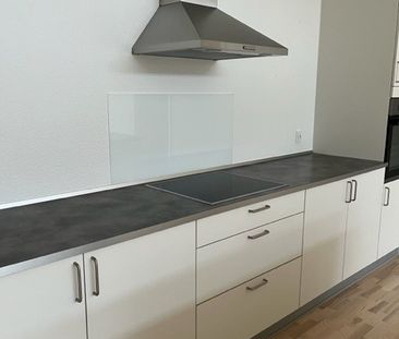 Rækkehus med højt til loftet og godt lysindfald - Photo 2