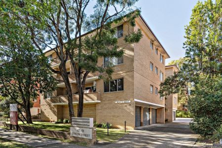 Bright & Airy Apartment in convenient location - Photo 2