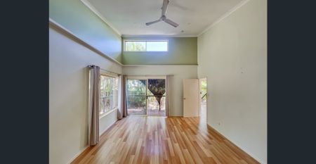 Spacious Family Home - walk to the shops - Photo 4