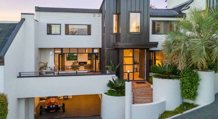 Immaculate Fully Furnished Executive Home - Photo 2