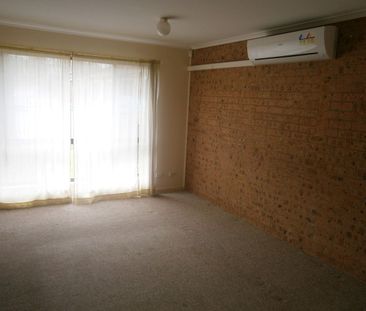 Comfortable Three Bedroom Townhouse - Photo 3
