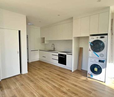Spacious 2-Beds – Prime Location Opp Park! - Photo 3