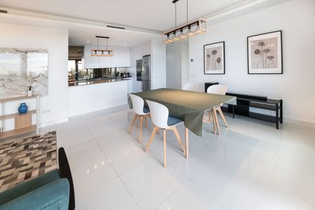 Middle Floor Apartment in Benahavís - Photo 5