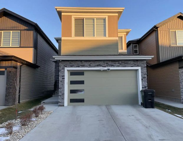 Gorgeous family home for rent — 3 Bedrooms+ Den House - Photo 1