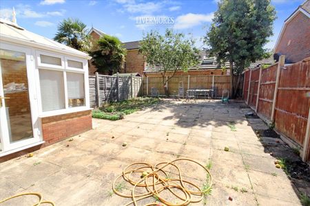 3 bedroom End Terraced to let - Photo 3