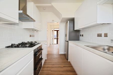 3 bedroom terraced house to rent - Photo 5
