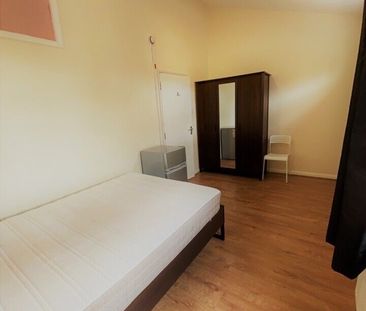 Room in a Shared House, Rowen Court, TW3 - Photo 3