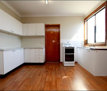 Charming 2 Bedroom Semi! - Photo 5