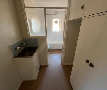 Conveniently located - Photo 2