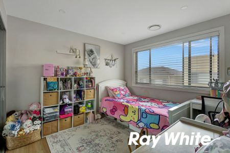 PREMIUM FOUR BEDROOM FAMILY RESIDENCE With Solar Panels & Close to All Amenities! - Photo 3