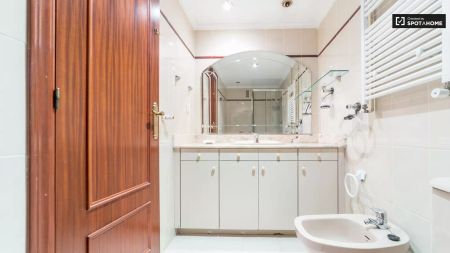 Room in a shared 5-bedroom apartment for rent in Ciutat Jardí - Foto 4