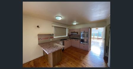 FOUR BEDROOM THREE BATHROOM FAMILY HOME - Photo 2