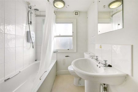 Studio flat benefiting from a charming kitchenette area and is situated moments away from South Kensington tube. This studio has shared bathroom facilities. - Photo 4