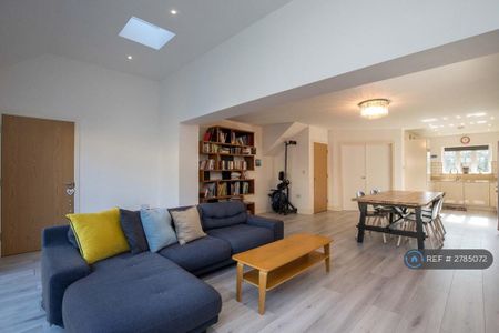 4 bedroom semi-detached house to rent - Photo 2