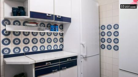 Double bed in Room in a shared 5-bedroom apartment for rent in Alcalá de Henares - Photo 5