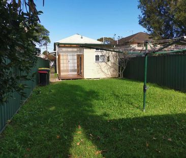 quiet street house with 2 bedrooms + 1 study room, 2 toilets, 1 bat... - Photo 2