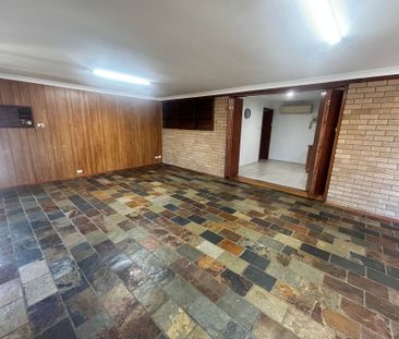 Lovely Home with Detached Garage! - Photo 3