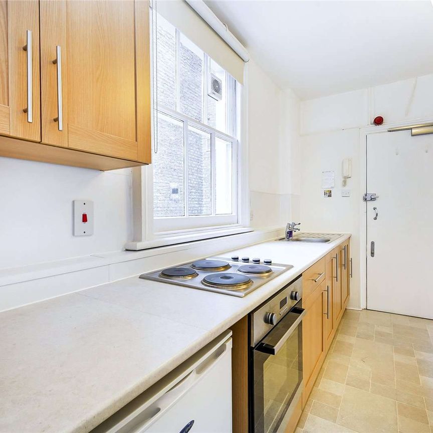 This ground floor studio boasts a private kitchenette and a prime South Kensington location. - Photo 1